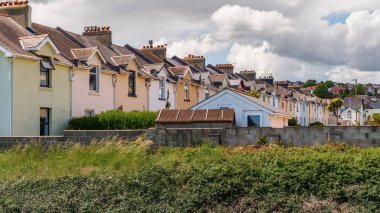 Paignton, Torbay, İngiltere, İngiltere - Haziran 06, 2019: Sahil kenarında bir dizi farklı renkli ev