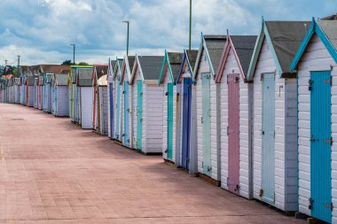 Paignton, Torbay, İngiltere - 06 Haziran 2019: Preston Sands 'e bakan Deniz Geçidi Kulübeleri