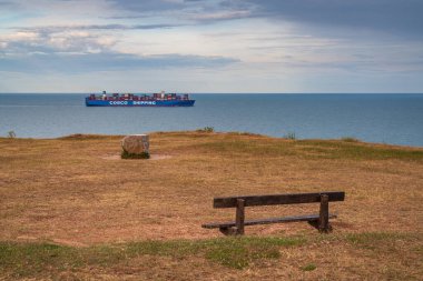 Berry Head, Torbay, İngiltere, İngiltere - Haziran 06, 2019: Manş Denizi 'ne bakan ve yanından bir konteynır gemisi geçen bir bank