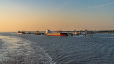 Immingham yakınlarında, Kuzey Hughnshire, İngiltere - 14 Mayıs 2019: Humber Nehri 'nden görülen liman ve rıhtıma doğru görüş