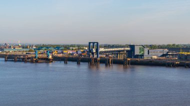 Kingston on Hull, İngiltere - 14 Mayıs 2019: The Ferry terminal for the Rotterdam-Hull feribotu Humber Nehri 'nden görüldü.