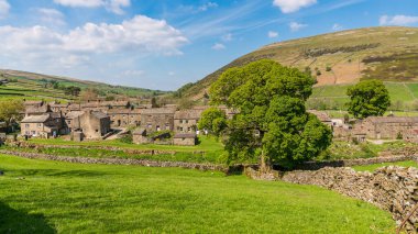 Thwaite, Kuzey Yorkshire, İngiltere - 15 Mayıs 2019 Köy ve Swaledale üzerinde görüş