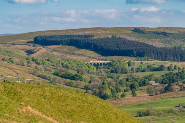 Cowgill yakınlarında, Cumbria, İngiltere - 16 Mayıs 2019: Settle-Carlisle Demiryolu hattında Dent Head Viaduct 'tan geçen bir tren