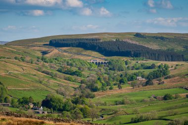 Cowgill yakınlarında, Cumbria, İngiltere - 16 Mayıs 2019: Settle-Carlisle Demiryolu hattında Dent Head Viaduct 'tan geçen bir tren