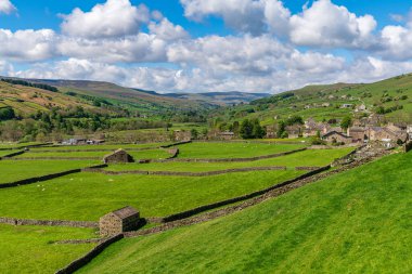 Gunnerside, North Yorkshire, İngiltere - 21 Mayıs 2019: Gunnerside köyüne doğru bakan Swaledale manzarası,