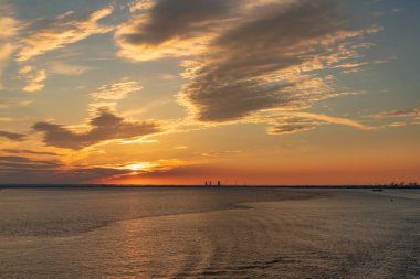Paull yakınlarında, İngiltere, Yorkshire 'ın Doğu Binicisi - 22 Mayıs 2019: Humber Nehri' nden görülen Kingston on Hull limanının üzerindeki batan güneş