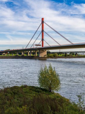 Duisburg, Kuzey Ren-Westfalia, Almanya - 26 Ekim 2019: Arka planda Beeckerwerther Köprüsü ve Haus-Knipp Demiryolu Köprüsü ile Duisburg-Baerl 'deki Ren Nehri manzarası