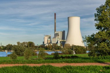 Duisburg, Kuzey Ren-Westfalia, Almanya - 26 Ekim 2019 Ren Nehri ve Walsum Enerji İstasyonu üzerinden Orsoy 'dan görüntü