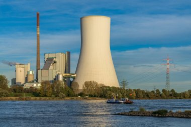 Duisburg, Kuzey Ren-Westfalia, Almanya - 26 Ekim 2019: Ren Nehri ve Walsum Enerji İstasyonu 'ndan feribotla geçen Orsoy manzarası