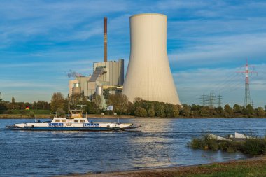 Duisburg, Kuzey Ren-Westfalia, Almanya - 26 Ekim 2019: Ren Nehri ve Walsum Enerji İstasyonu 'ndan feribotla geçen Orsoy manzarası