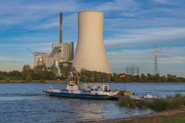 Duisburg, Kuzey Ren-Westfalia, Almanya - 26 Ekim 2019: Ren Nehri ve Walsum Enerji İstasyonu 'ndan feribotla geçen Orsoy manzarası