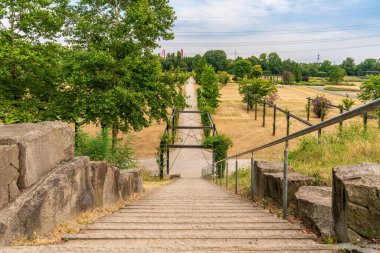 Gelsenkirchen, Kuzey Ren-Westfalia, Almanya - 25 Temmuz 2018: Nordsternpark 'taki kavrulmuş bir çayıra çıkan merdivenler