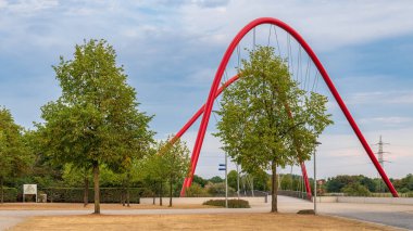 Gelsenkirchen, Kuzey Ren-Westfalia, Almanya - 25 Temmuz 2018: Ren-Herne Kanalı üzerindeki köprü, Nordsternpark 'tan görüldü.