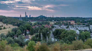 Gelsenkirchen, Kuzey Ren-Westfalia, Almanya - 25 Temmuz 2018 Rungenberghalde 'den Ruhr Bölgesi üzerinde akşam manzarası