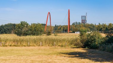Gelsenkirchen, Kuzey Ren-Westfalia, Almanya - 26 Temmuz 2018: Arka planda Ren-Herne Kanalı ve Zeche Nordstern köprüsü ile Nordsternpark üzerinde görüş