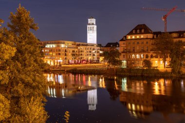 Muelheim an der Ruhr, Kuzey Ren-Westfalia, Almanya - 26 Temmuz 2018 Gece Ruhr nehri üzerinden şehre ve Ruhrpromenade 'e bakın