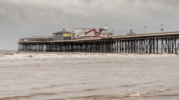 Blackpool Inglaterra Reino Unido Abril 2019 Nubes Oscuras Sobre Muelle — Foto de Stock