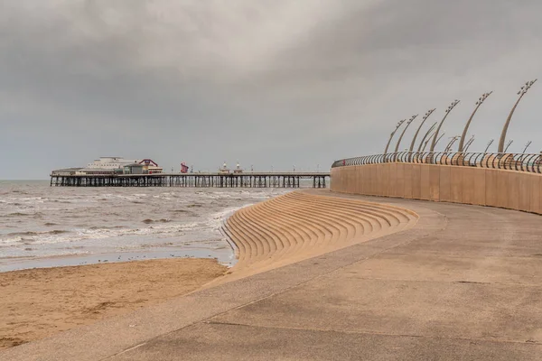 Blackpool Inglaterra Reino Unido Abril 2019 Nubes Oscuras Sobre Muelle — Foto de Stock