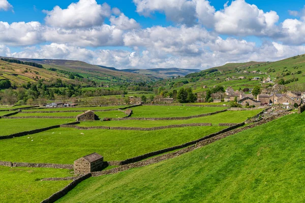 Gunnerside, North Yorkshire, İngiltere - 21 Mayıs 2019: Gunnerside köyüne doğru bakan Swaledale manzarası,