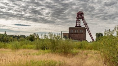 Oberhausen, Kuzey Ren-Westfalia, Almanya - 30 Temmuz 2018: Tarihi bir maden kulesi üzerindeki bulutlar