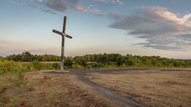 Moers, Kuzey Ren-Westfalia, Almanya - 30 Temmuz 2018 Halde Pattberg 'in üzerindeki haç