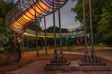 Oberhausen, Kuzey Ren-Westfalia, Almanya - 31 Temmuz 2018: Slinky Springs, Rhine Herne Kanalı üzerindeki köprü