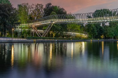 Oberhausen, Kuzey Ren-Westfalia, Almanya - 31 Temmuz 2018: Slinky Springs, Rhine Herne Kanalı üzerindeki köprü
