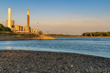 Voerde, Kuzey Ren-Westfalia, Almanya, 08 Ağustos 2018: Ren Nehri ve kapatılmış elektrik santrali