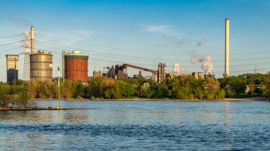 Duisburg, Kuzey Ren-Vestfalya, Almanya - 19 Nisan 2018 Huettenwerke Krupp-Mannesmann 'a doğru görüş