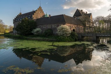 Gladbeck, Kuzey Ren-Vestfalya, Almanya - 3 Nisan 2017: Wasserschloss Wittringen (Wittringen Kalesi)