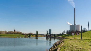 Duisburg, Kuzey Ren-Vestfalya, Almanya - 27 Mart 2017: Eski asansör köprüsü olan enerji istasyonu Walsum