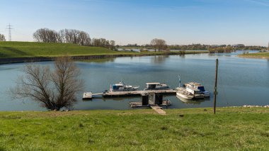 Duisburg, Kuzey Ren-Vestfalya, Almanya - 27 Mart 2017: Kuzey limanı Walsum ve Ren Nehri arasındaki kanala çıkarma iskelesi