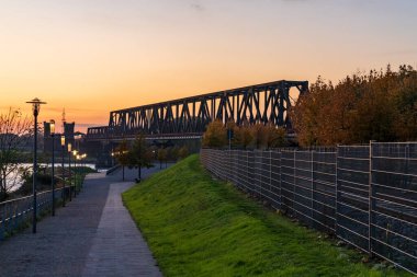 Duisburg, Kuzey Ren-Westfalia, Almanya - 09 Kasım 2019: Rheinpark 'tan Hochfeld' deki demiryolu köprüsüne doğru görüş arka planda Rheinhausen 'deki eski köprü kulesi ile