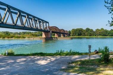 Wintersdorf, Baden-Wuerttemberg, Almanya - 30 Ağustos 2019: Ren Nehri üzerindeki köprü