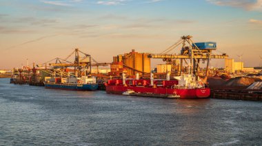 Rotterdam, Güney Hollanda, Hollanda - 13 Mayıs 2019: Europoort 'taki Calandkanaal gemilerine doğru bakın