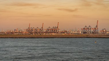 Rotterdam, Güney Hollanda, Hollanda - 13 Mayıs 2019: Europoort üzerinde akşam ışığı