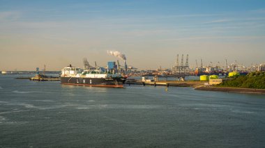 Rotterdam, Güney Hollanda, Hollanda - 23 Mayıs 2019: Europoort 'ta gemiler ve sanayi