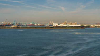 Rotterdam, Güney Hollanda, Hollanda - 23 Mayıs 2019: Europoort 'ta gemiler ve sanayi