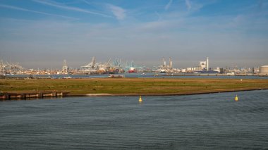 Rotterdam, Güney Hollanda, Hollanda - 23 Mayıs 2019: Europoort 'ta gemiler ve sanayi