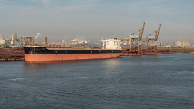 Rotterdam, Güney Hollanda, Hollanda - 23 Mayıs 2019: Europoort 'taki Calandkanaal gemilerine doğru bakın