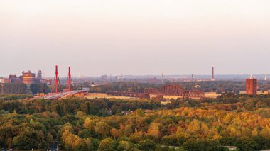 Moers, Kuzey Ren-Westfalia, Almanya - 03 Ağustos 2018: Halde Rheinpreussen 'den Ruhr Bölgesi' ne, doğuya, Duisburg 'a ve Ren Nehri üzerindeki köprülere bakın.
