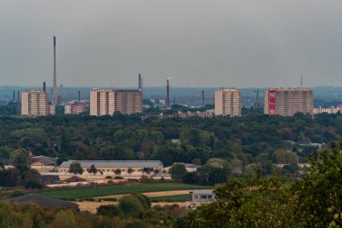 Moers, Kuzey Ren-Westfalia, Almanya - 03 Ağustos 2018: Halde Rheinpreussen 'den Ruhr Bölgesi' ne, Duisburg-Rheinhausen 'e doğru güneye bakıyor.
