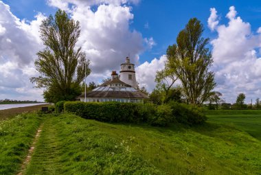 Guy 's Head, Hughnshire, İngiltere - 26 Nisan 2019: The River Nene and the West Nene Lighthouse