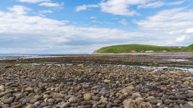 Parton Sahili 'nde gelgit var. Parton Körfezi' nden Providence Körfezi 'ne doğru bakıyor. Cumbria, İngiltere.