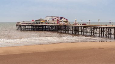 Blackpool, İngiltere - 28 Nisan 2019: Kuzey İskelesi üzerindeki kara bulutlar