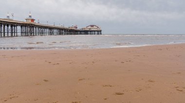 Blackpool, İngiltere - 28 Nisan 2019: Kuzey İskelesi üzerindeki kara bulutlar