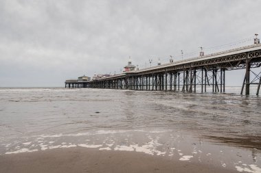 Blackpool, İngiltere - 28 Nisan 2019: Kuzey İskelesi üzerindeki kara bulutlar