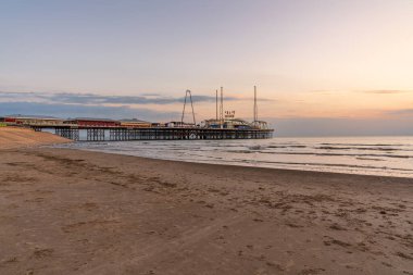 Blackpool, İngiltere - 29 Nisan 2019: Güney İskelesi üzerinde akşam ışığı