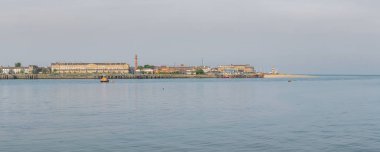 Knott End-on-Sea, Lancashire, İngiltere - 30 Nisan 2019 Wyre Nehri üzerinden Fleetwood 'a doğru bakın