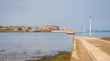 Knott End-on-Sea, Lancashire, İngiltere - 30 Nisan 2019: Feribotlu feribot iskelesi ve arkada Wyre Nehri ve Fleetwood